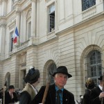 Au passage des gardians, Arlesiennes aux fenetre de la mairie.