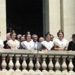 Présentation de la REINE d'Arles au balcon de la mairie.