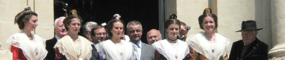 Présentation de la REINE d'Arles au balcon de la mairie.