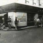 Décors diparus sur l'angle de l'ancienne bijouterie Velzy, années 1960.