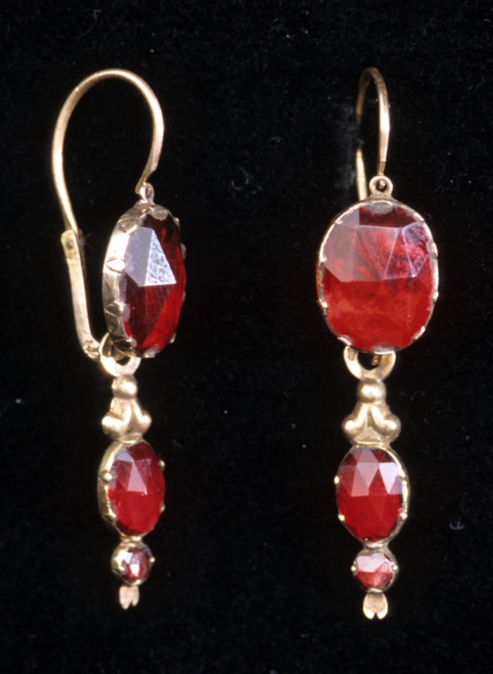 Boucles d'oreilles en Grenat taille Perpignan, XIXe s.