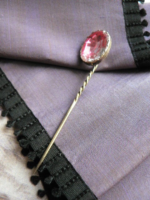 Epingle à cravatte en or et brésil, milieu XIXe s.