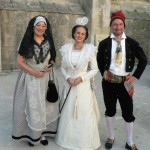 La 21e reine d'Arles Astrid Giraud au centre de la délégation de l'Institut du Grenat