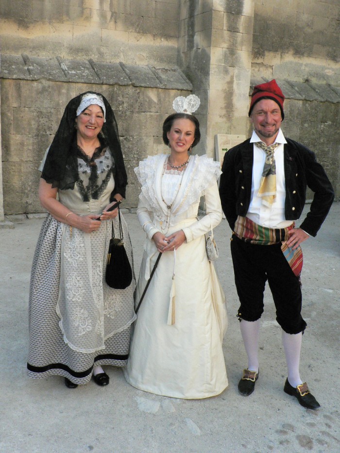 La 21e reine d'Arles Astrid Giraud au centre de la délégation de l'Institut du Grenat