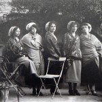Groupe de jeunes femmes en châle à Ceret, cliché Companyo, vers 1920.