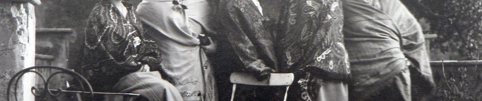 Groupe de jeunes femmes en châle à Ceret, cliché Companyo, vers 1920.