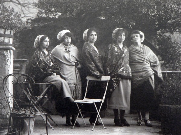 Groupe de jeunes femmes en châle à Ceret, cliché Companyo, vers 1920.