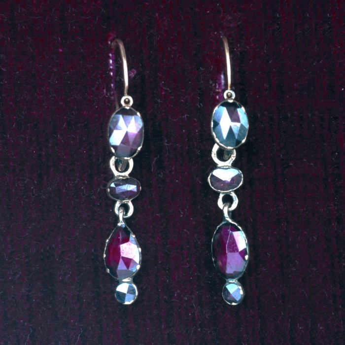 Boucles d'oreilles à pendeloques, Perpignan, XIXe s. Grenat taille Perpignan.