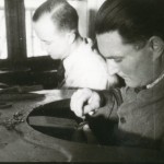 J.Velzy et Marcel Gourgot travaillant encore à l'ancienne à la cheville, vers 1960.