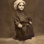 Petite fille en costume de Catalane