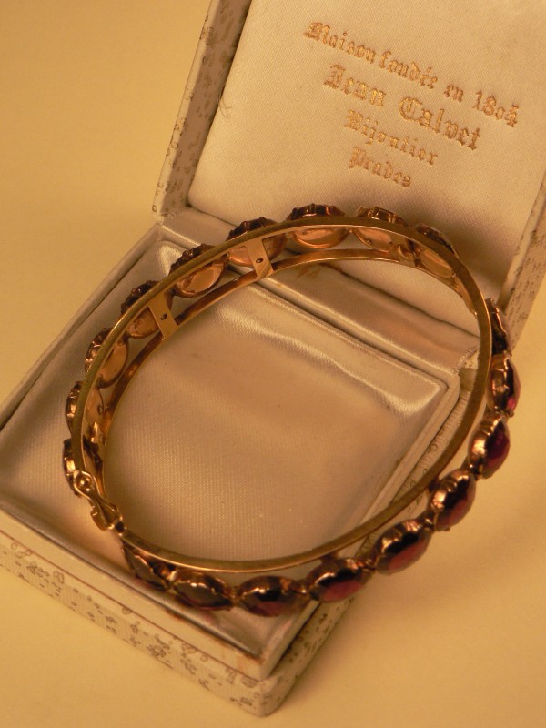 Bracelet en or et Grenats taille Perpignan, vers 1920, col. part. Prades. Bracelet en or et Grenats taille Perpignan, vers 1920, col. part. Prades.