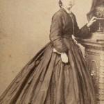 Vestit del 1870, L.Rovira, rambla del centre 37; Barcelona.