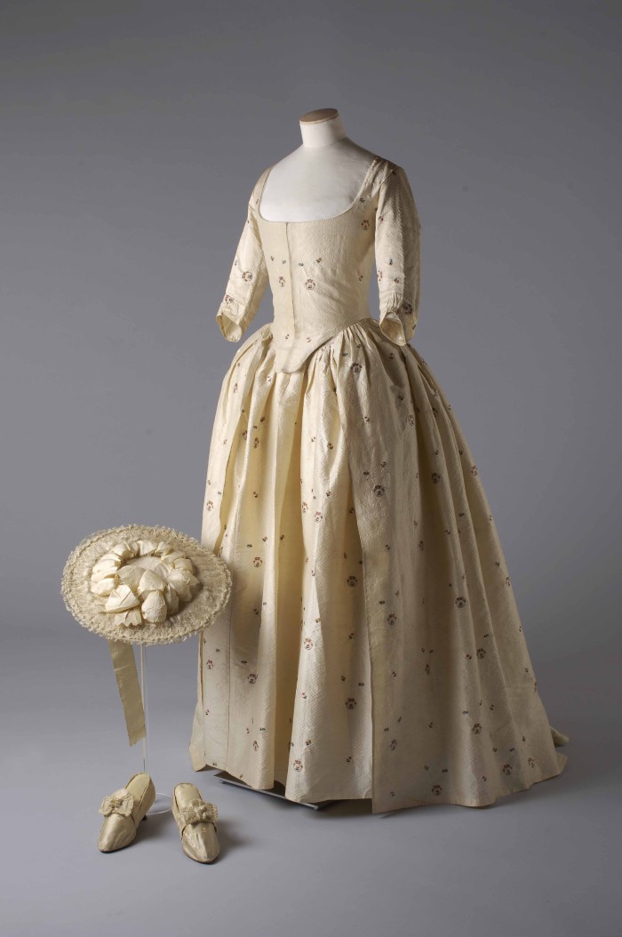 Robe et chapeau, vers 1780._Image_reproduced_by_kind_permission_of_the_Olive_Matthews_Collection_Chertsey_Museum._Photograph_by_John_Chase