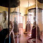 Costumes anciens dans leur espace d'exposition