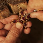 Geste unique de la fabrication traditionnelle de bijoux en Grenats taille Perpignan, photo N.Hautemanière.