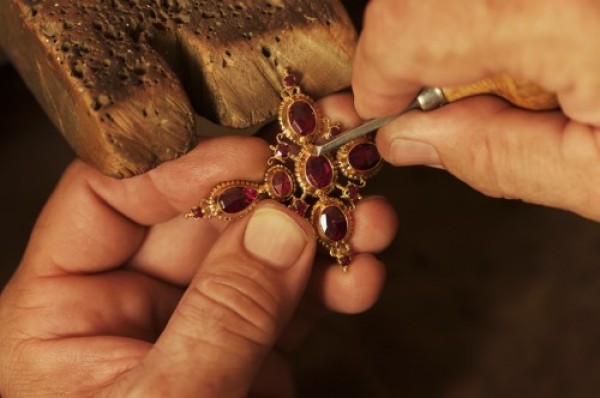 Geste unique de la fabrication traditionnelle de bijoux en Grenats taille Perpignan, photo N.Hautemanière.