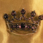 Broche en forme de couronne en Grenat taille Perpignan, XIXe s.