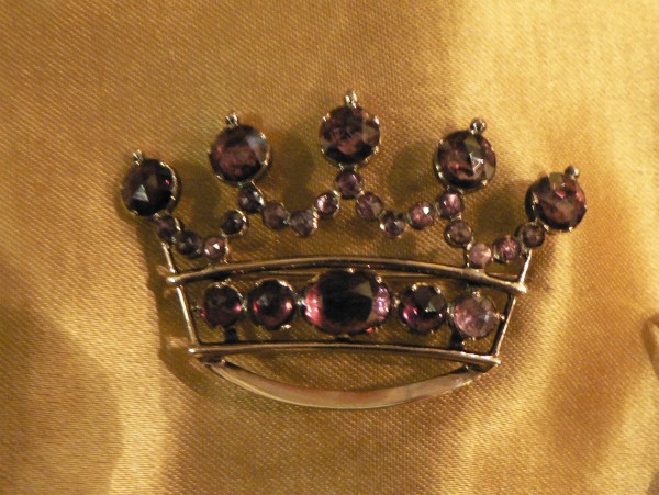 Broche en forme de couronne en Grenat taille Perpignan, XIXe s.