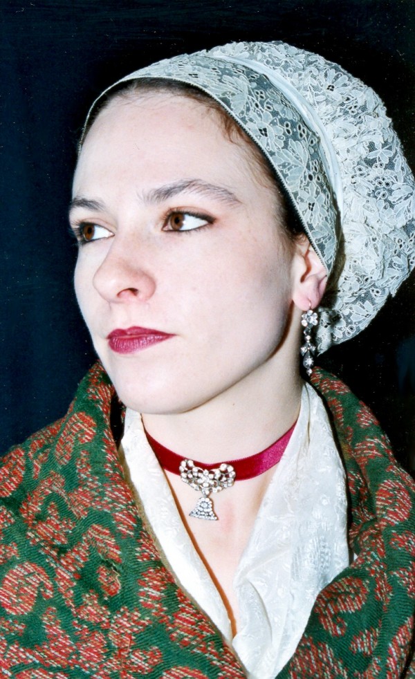Jeune femme en coiffe catalane et bijoux roussillonnais en argent et strass.
