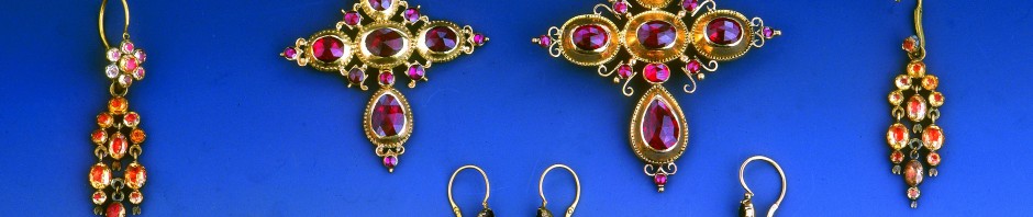 Bijoux de collection publique en serti clos fabriqués au XIXe en Roussillon.