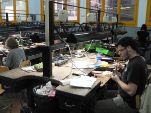 faire des bijoux: ici l'atelier d'apprentissage de l'école Massana de Barcelone.