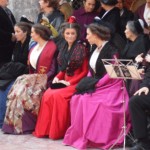 St Eloi 2011, la Reine d'Arles Astrid Giraud et les demoiselles d'honneur asistent aux danses catalanes place de la Loge.