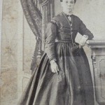 Portrait de femme en crinoline, vers 1870, A.Larauza, Barcelone.