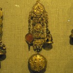 Chatelaine et sa montre, XVIIIe s. Musée Marès, BCN.