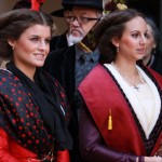 La Reine d'Arles avec l'écharpe de la Confrérie