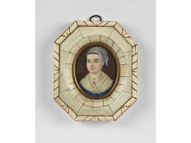portrait de jeune Catalane, vers 1800, miniature sur ivoire. portrait de jeune Catalane, vers 1800, miniature sur ivoire.