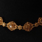 Collier en filigranne d'or et pierres fines.