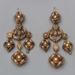 Boucles d'oreilles en métal doré 19eme siècle, Boston museum.