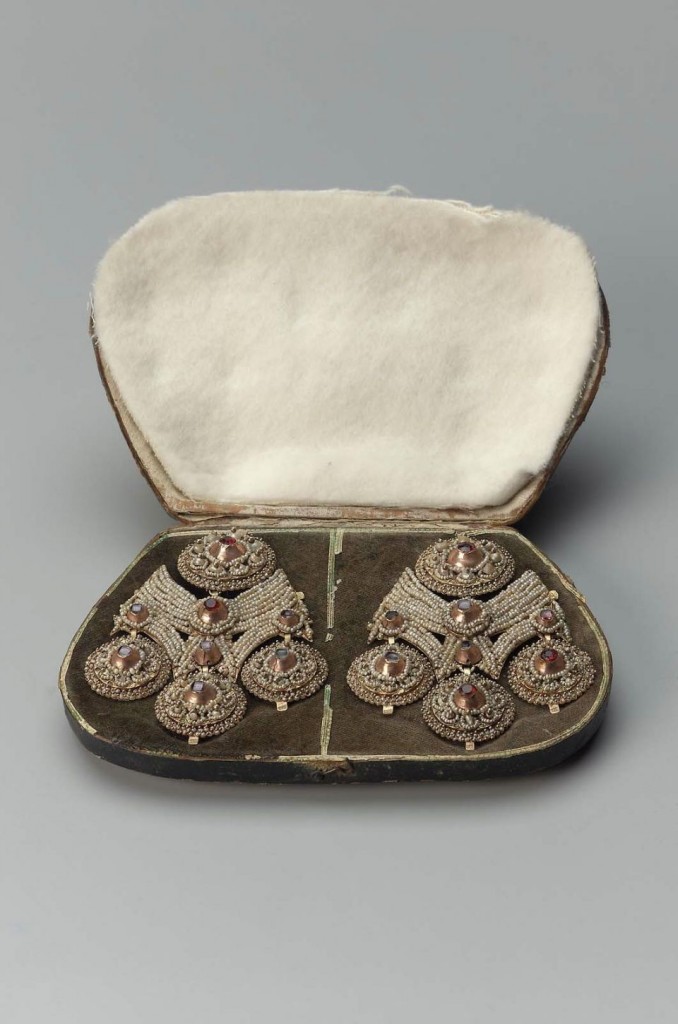 Boucles d'oreilles en or en serti clos à chatons coniques, XVIIIe s. Boston museum. Boucles d'oreilles en or en serti clos à chatons coniques, XVIIIe s. Boston museum.