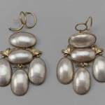 Boucles d'oreilles girandoles en or et coquilles de nacre, fin XVIII, début XIXe s., Boston Museum.