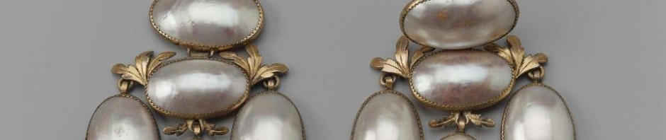 Boucles d'oreilles girandoles en or et coquilles de nacre, fin XVIII, début XIXe s., Boston Museum.