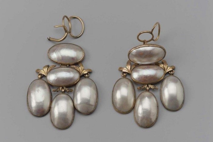 Boucles d'oreilles girandoles en or et coquilles de nacre, fin XVIII, début XIXe s., Boston Museum.
