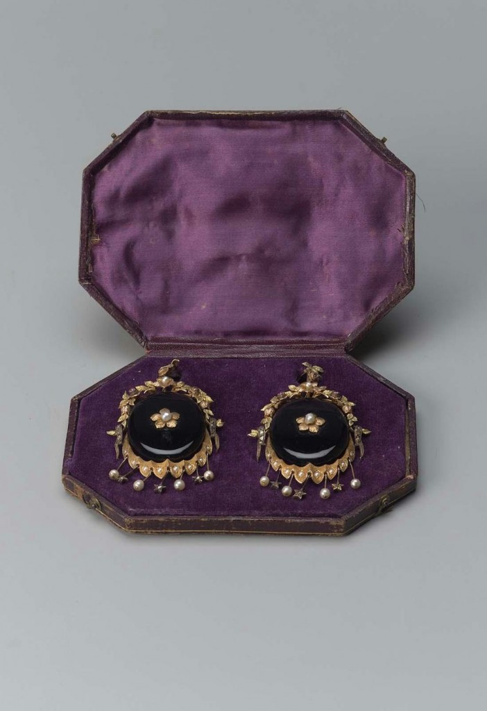 Boucles d'oreiilles milieu 19eme s., or et jais, perles et pierres de couleur, Boston museum, USA.