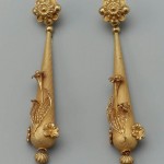 Boucles d'oreilles en métal doré 19eme siècle, Boston museum.