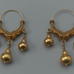 Boucles d'oreilles en métal doré 19eme siècle, Boston museum.