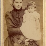 Jeune mère avec son enfant, Perpignan, vers 1900.