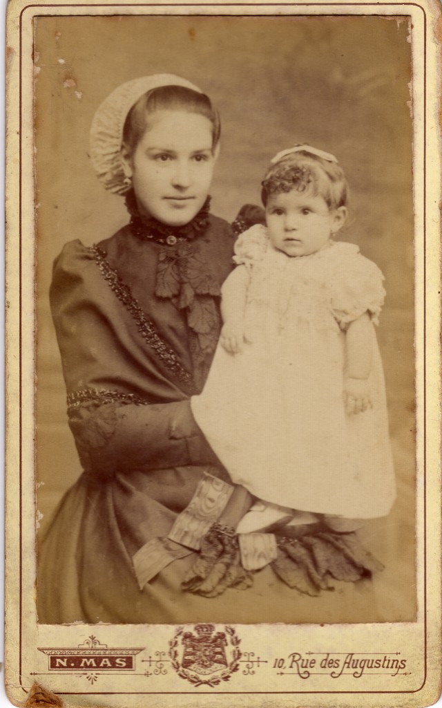 Jeune mère avec son enfant, Perpignan, vers 1900.