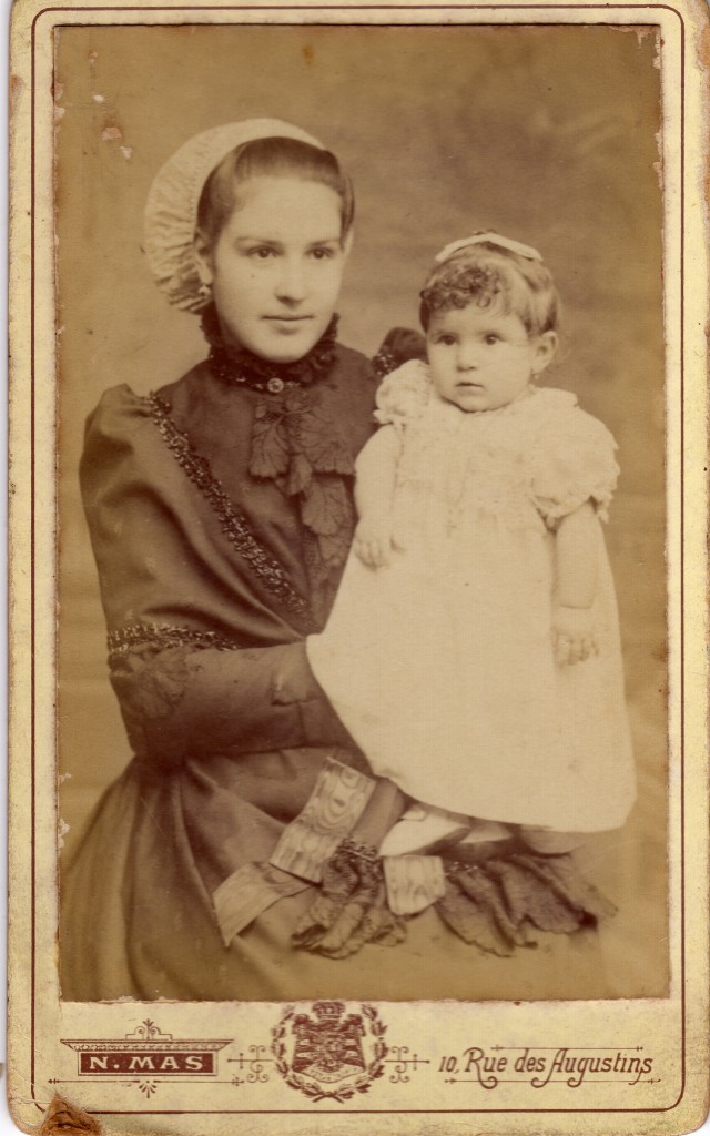 Jeune mère avec son enfant, Perpignan, vers 1900. Jeune mère avec son enfant, Perpignan, vers 1900.