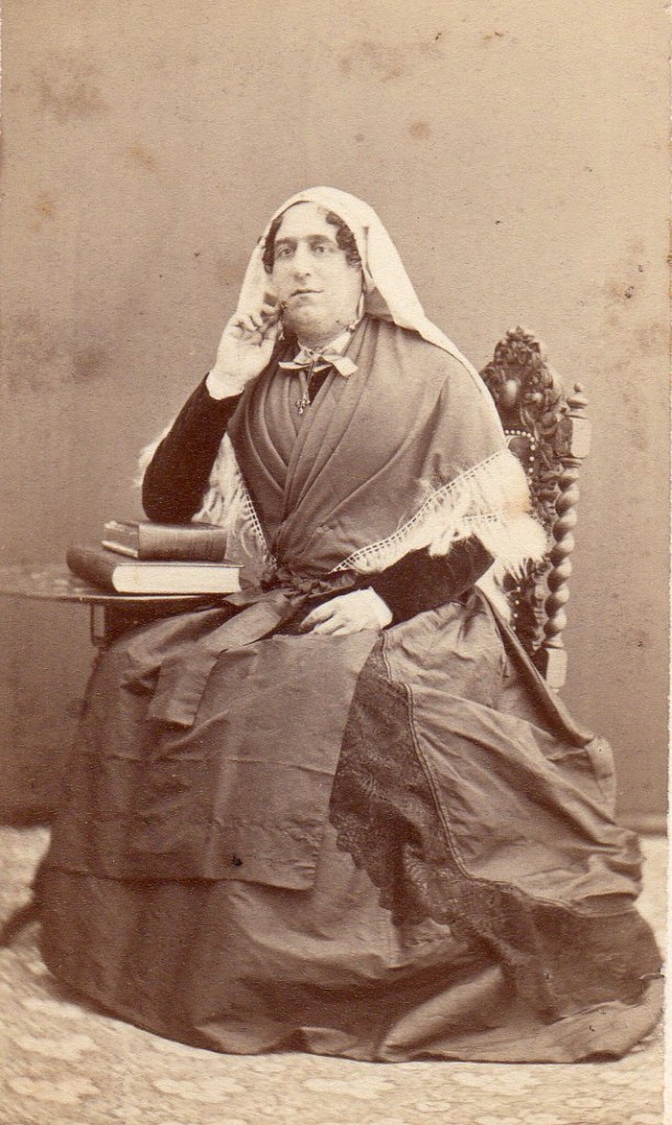 Portrait de femme en costume traditionnel du Roussillon ou de Cerdagne, cliché Scanagatti, Perpignan, vers 1870.