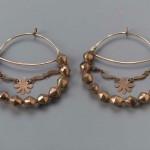 Boucles d'oreilles en métal doré 19eme siècle, Boston museum.