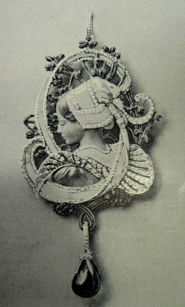 Pendentif "bretonne" par Vever, 1901, Paris. 