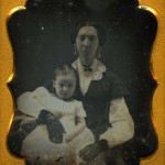 Daguerreotype rehaussé, portrait de femme avec enfant, vers 1850,collection particulière.