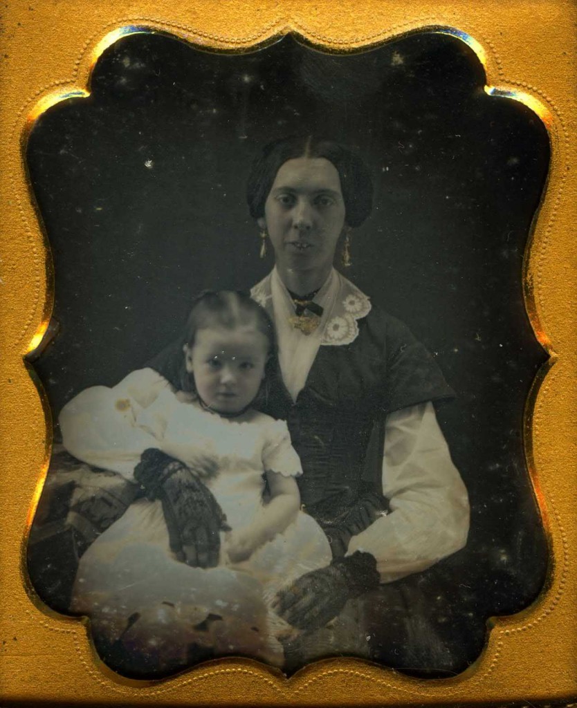 Daguerreotype rehaussé, portrait de femme avec enfant, vers 1850,collection particulière. 