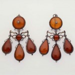 Boucles d'oreilles de type girandole, Italie ou Sicile, ambre et argent, 19e Boston museum.