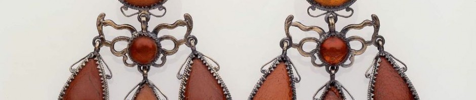 Boucles d'oreilles de type girandole, Italie ou Sicile, ambre et argent, 19e Boston museum.