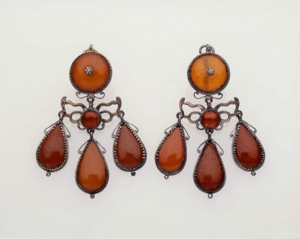 Boucles d'oreilles de type girandole, Italie ou Sicile, ambre et argent, 19e Boston museum.